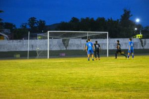 El tiro libre de Núñez ya está en la red. Fue el segundo canario en la noche del sábado