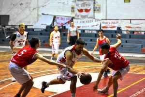 José Luis Nappa (5), Lucas Palarino (con el esférico) y Pablo Cuello (en la marca), mañana se volverán a enfrentar, por un lugar en la final