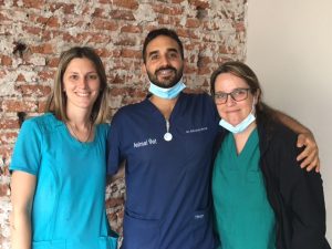 Los médicos veterinarios Clara Mazzoni, Eduardo Álvarez y Margarita Affonso