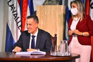 Mario García firmando el acta de su asunción