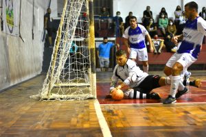 Martín Fungi, autor de dos goles anoche, controla ante la presencia del siempre influyente Alexis Duque, figura de Zamora