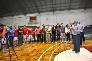 Mientras Walter Correa habla, familiares y amigos de 'Pinocho' y el plantel de Olimpic Atenas escuchan con atención. Fue un punto emotivo en la tarde sabatina