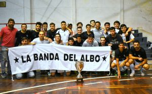 Tras el partido, el plantel de All Boys y su entrenador posaron para La Unión con la Copa y la bandera que siempre los acompaña
