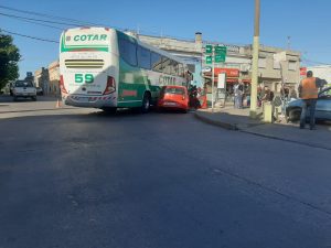 Ómnibus y auto colisionaron en Sarandí esquina Treinta y tres
