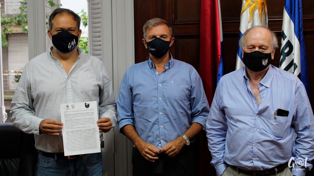 Al centro Sebastián Bauzá, principal de la SENADE. A la derecha, el profesor Mario Cheppi, presidente de OFI, en ocasión de la firma del convenio