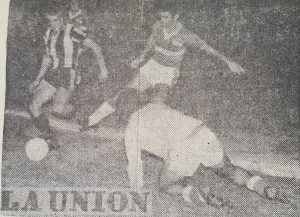 Carlos Vilche baja a Carlos Rodríguez en el área, con Cifuentes en el suelo. Fue la incidencia del penal, la noche de 1977, cuando Peñarol llegó a Minas