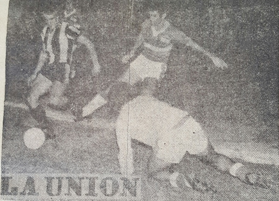 Carlos Vilche baja a Carlos Rodríguez en el área, con Cifuentes en el suelo. Fue la incidencia del penal, la noche de 1977, cuando Peñarol llegó a Minas