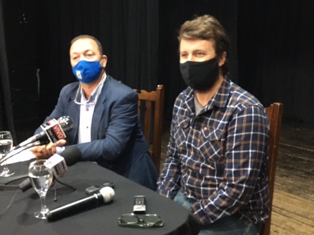 Director de Cultura Hebert Loza y el representante de Efecto Cine Diego Parodi