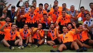 El plantel de Maluco celebra en pleno campo de juego tras haber recibido las medallas y la Copa. El club de amigos es referencia en la Liga MVD