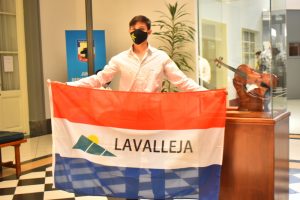 Emanuel Olivera posando con la bandera del departamento