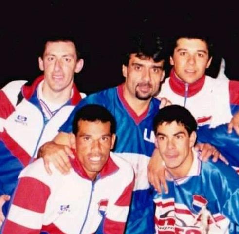 Ever Celle, de la selección de 1999, aparece al centro de la foto junto a Marenales, Petete Maidana, Richard Rodríguez y Beltrán
