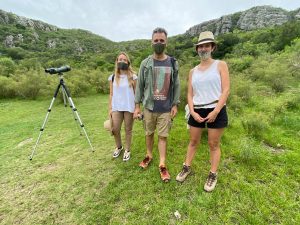 La directora de Turismo Dolores García Pintos, el biólogo Adrián Azpiroz y la directora de Medio Ambiente Virginia Toledo