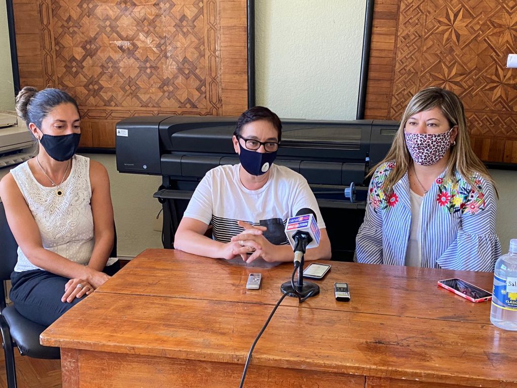 La docente Silvana Morales, la directora Miriam Pérez y la docente Alejandra Urcola