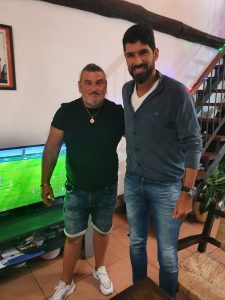 Miguel Giménez junto a Sebastián Abreu, tras acordar la llegada del minuano a la IASA