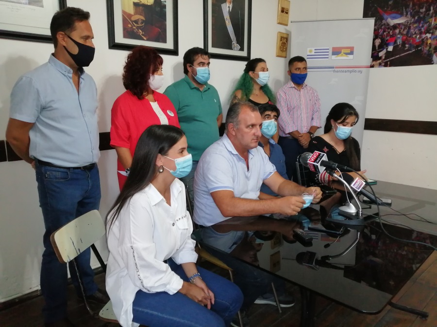 Parados Ernesto Cesar, Yliana Zeballos, Federico Suárez, Tamara Andrade y Fernando Larrosa. Sentados Romina Inzaurralde, Daniel Ximénez, Javier Umpiérrez y Patricia Pelúa