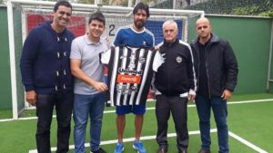 Sebastián Abreu luciendo la casaca de su nuevo club