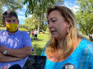 Atrás el edil de Cabildo Abierto Miguel del Puerto, adelante la ministra de Vivienda y Ordenamiento Territorial Irene Moreira