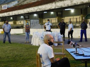 El-profesor-Alzugaray-y-de-fondo-integrantes-del-equipo-de-Deportes-y-el-Estadio-foto-prensa-IDL