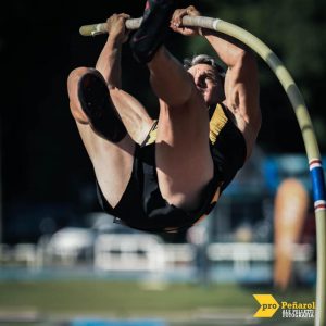 Gustavo Alzugaray en pleno salto el domingo. Tremenda foto de Pro Peñarol