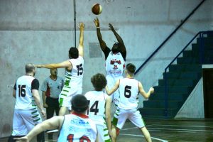 Howard Wilkerson en acción, en su debut ante COES. Ya radicado en Argentina, se perderá la final
