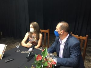 La escritora Marcia Collazo y el director de Cultura de la IDL Hebert Loza