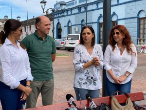 Leticia Pérez, Esc. Gustavo Echavarría, presidenta de la Asociación Organizadora de Minas y Abril Adela Paravis y Analía Grandi