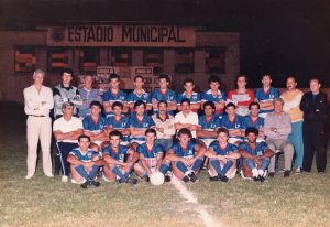 Los campeones de 1992. Jugadores, cuerpo técnico y dirigentes en una imagen que quedó en la historia