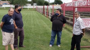 Oscar Agriel, presidente del Lavalleja F.C. y Carlos Julio Inzaurralde, presidente de la Liga Minuana, junto a allegados albirrojos el sábado a mediodía