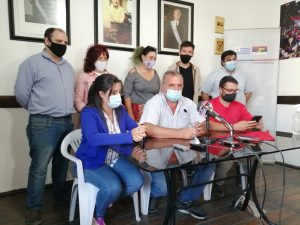 Parados Ismael Castro, Yliana Zeballos, Tamara Andrade, Felipe De los Santos y Federico Suárez. Sentados Patricia Pelúa, Daniel Ximénez y Mauro Álvarez