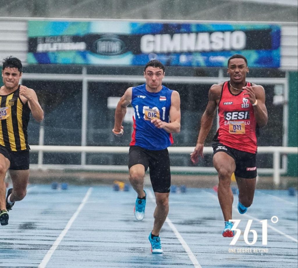 Santiago Rodríguez a fondo. A su derecha, el brasileño Cardoso en el Gran Prix