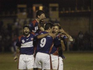 El Pelo ya convirtió el histórico gol y es abrazado por Fernando Rodríguez, Mayco Correa y Mauricio Valiente