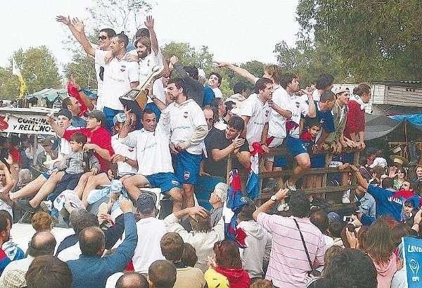 El domingo de Minas y Abril, una multitud en Parque Rodó esperaba a los campeones