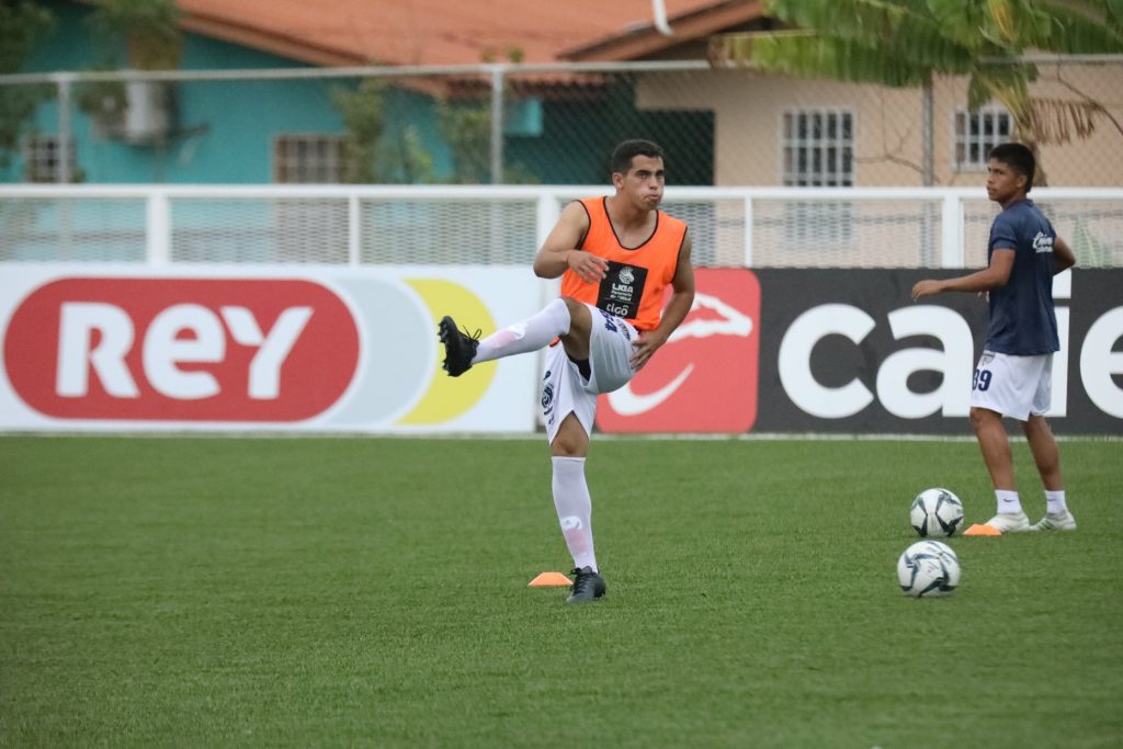 El minuano Villalba con indumentaria deportiva, haciendo la entrada en calor