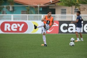 El minuano Villalba con indumentaria deportiva, haciendo la entrada en calor