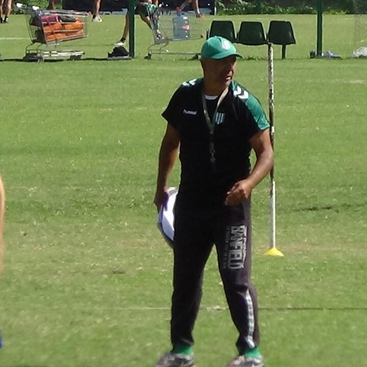 El minuano dirigiendo entrenamientos en el predio de Banfield, su segunda casa