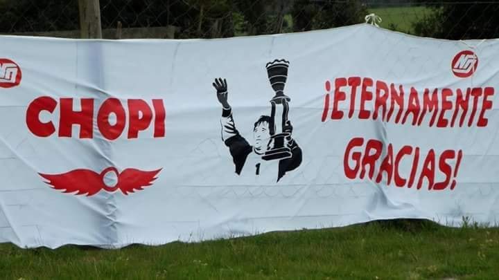 Esta imagen de Gerardo Chopi Zeballos con la Copa del Minuano 2008 fue hecha bandera, en reconocimiento a su figura