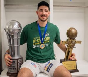 Joaquín Silveira con las copas ganadas en la última edición de la LUB