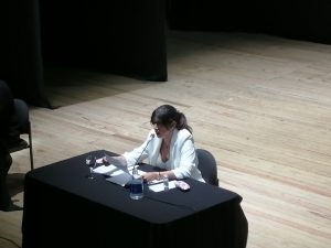 La presidenta de la JDL Gabriela Umpiérrez leyendo el informe de la comisión investigadora
