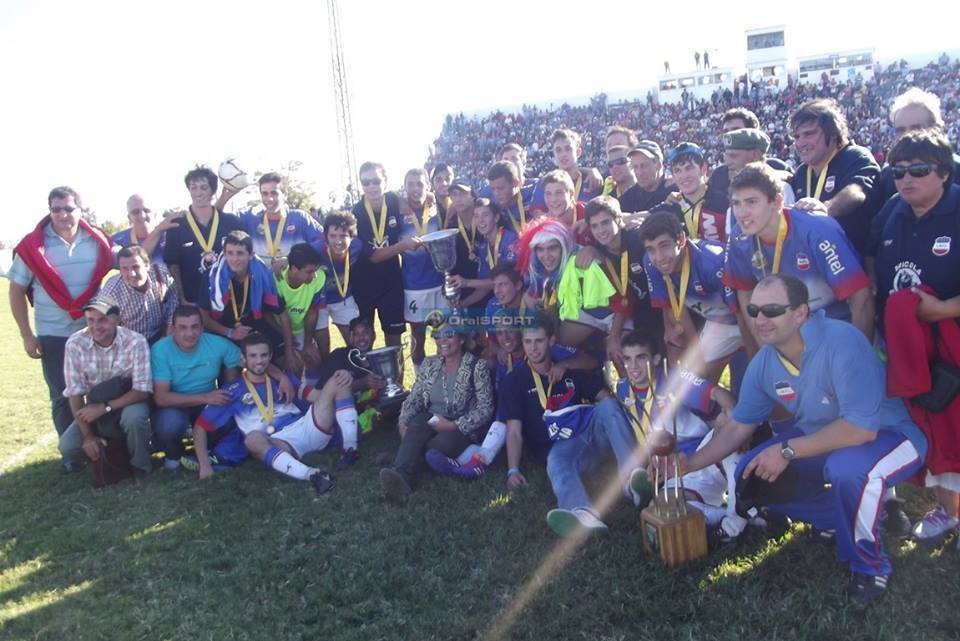 Los juveniles de Lavalleja posan en el campo de juego del Dickinson tras ganar el Interior y recibir la Copa