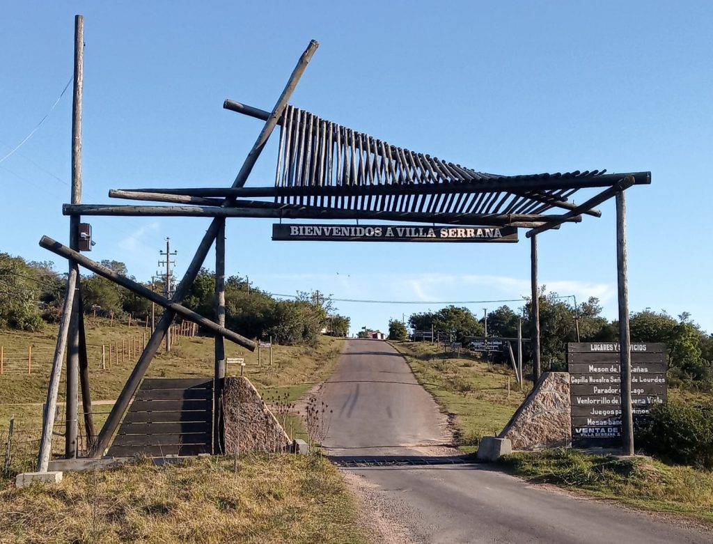 portal-de-ingreso-a-Villa-Serrana-1024x781
