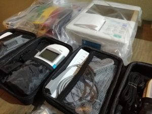 saturómetro y un electrocardiógrafo
