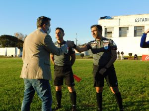 El Dr. Mario García saluda al árbitro Daniel Rodríguez antes del inicio del histórico partido disputado el lunes (foto prensa IDL)