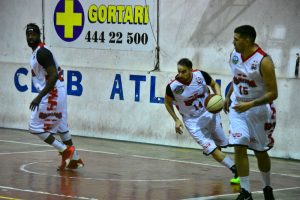 Guido Fernández traslada el esférico en su pasaje por Olimpia en la Liga Minuana 2020