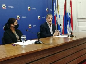 La directora de Jurídica de la IDL, Dra. Laura Nahabetián y el intendente Mario García