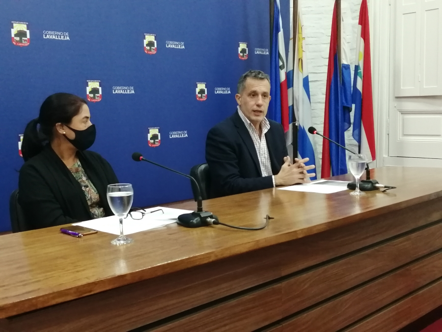 La directora de Jurídica de la IDL, Dra. Laura Nahabetián y el intendente Mario García
