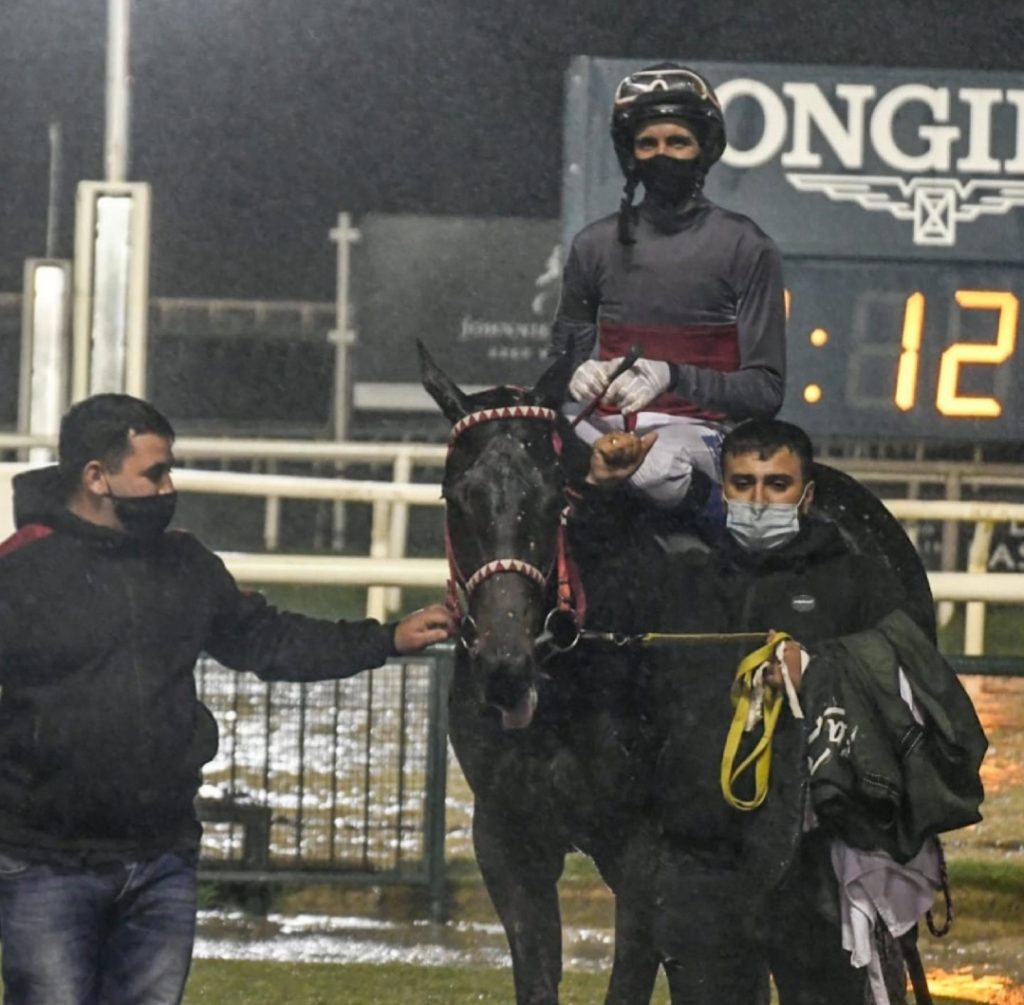 La foto del ganador, con el minuano Santiago Cornelli, el sábado en Maroñas