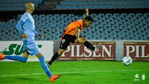 Olivera sacude la zurda en el debut en el Centenario (foto AUF)