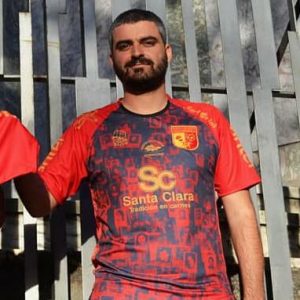 Omar Cazarré luce la casaca con la que debutó Villa Española destacando la consigna sobre los desaparecidos