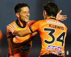 Pablo Olivera acaba de convertir el gol del triunfo y es saludado por Kevin Lewis (foto AUF)