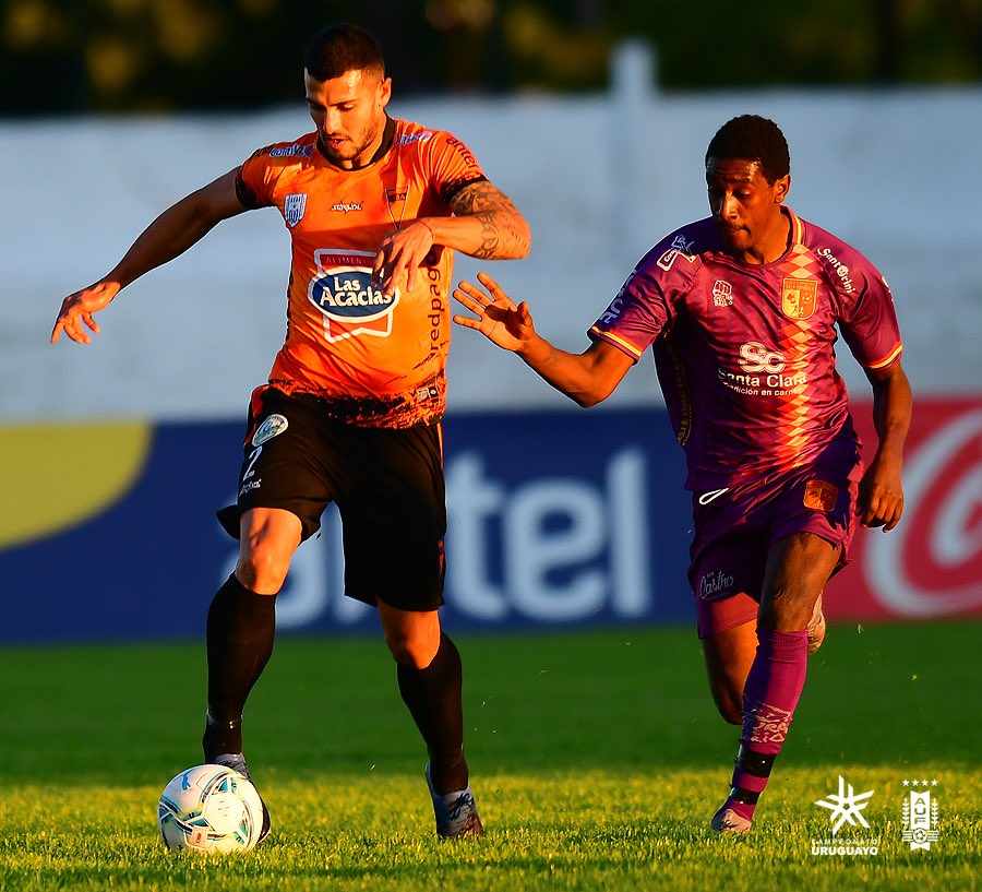 Santiago Etchebarne se lleva la pelota ante la marca de Denis Olivera, ayer a la tarde, en el Estadio (foto AUF)